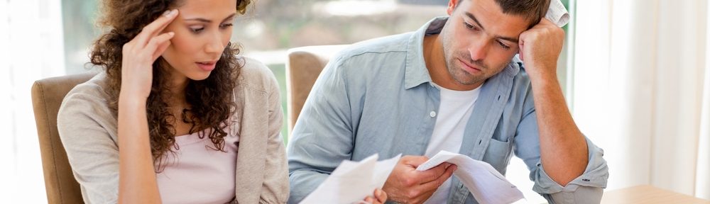jovenes con documentos en las manos