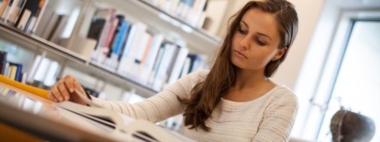 prestamos universitarios mujer en biblioteca