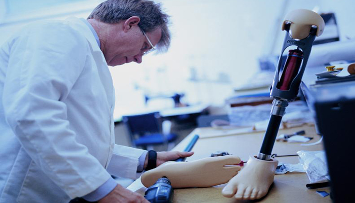 Carreras de ingeniería, ingeniero biomedico trabajando en una prótesis
