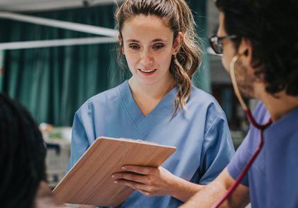 Enfermera revisando a paciente