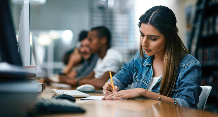 Obtén un título universitario para competir en el mercado laboral
