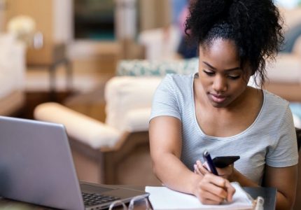 Mujer estudando en línea desde casa
