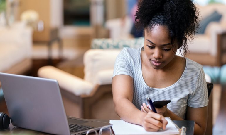Mujer estudando en línea desde casa