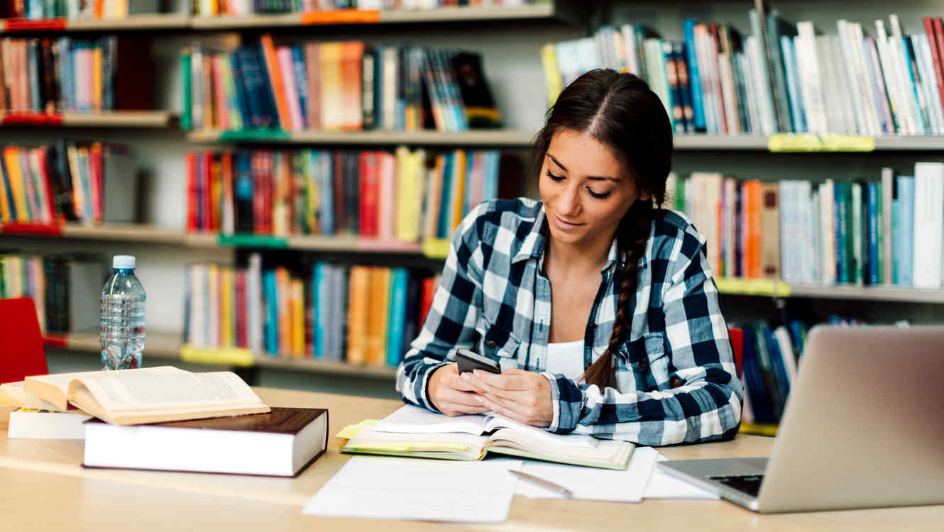 Estudiante en biblioteca