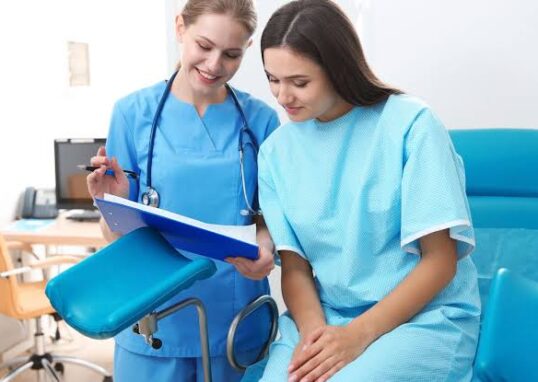 Mujer en chequeo médico