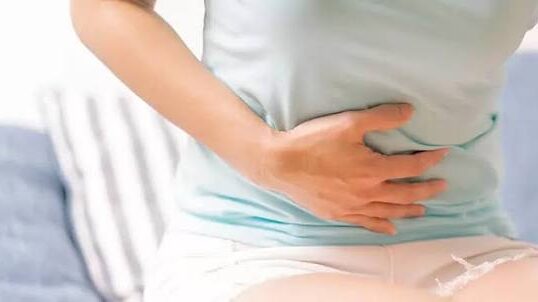 mujer con dolor de estomago