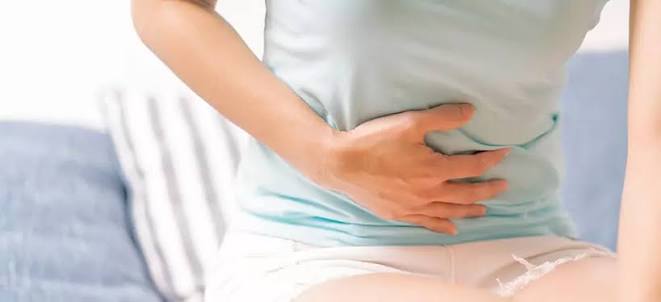 mujer con dolor de estomago